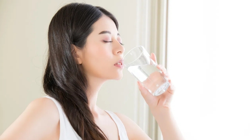 Bên nên uống 2 - 2.5 lít nước mỗi ngày