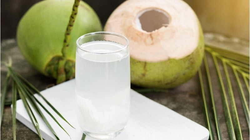 Nước dừa tươi là thức uống bù điện giải tự nhiên