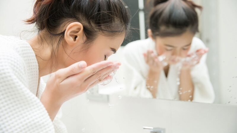 Kết hợp chế độ ăn thanh mát và chăm sóc da