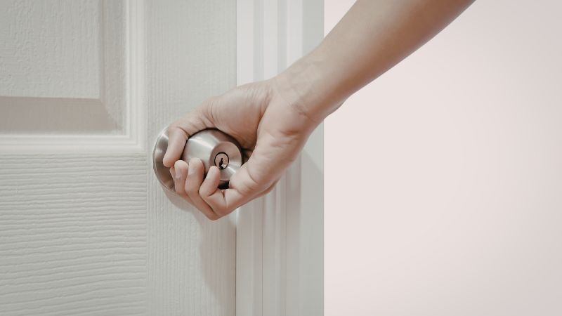 Đóng kín cửa phòng khi dùng máy lạnh Đóng kín cửa phòng khi dùng máy lạnh