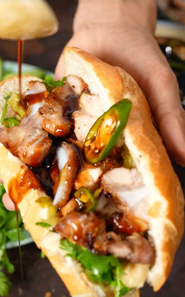 Thử ngay công thức làm bánh mì sườn sụn cải chua ăn là mê