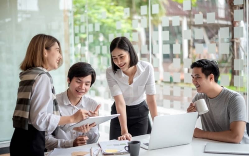 Bạn cần giới thiệu bản thân rõ ràng, thân thiện và tự tin.