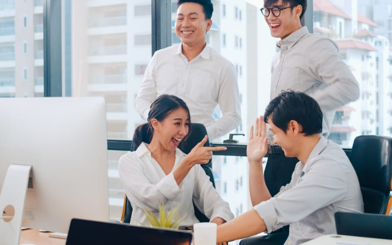 Bạn nên chào hỏi, học tên và tham gia hoạt động chung.