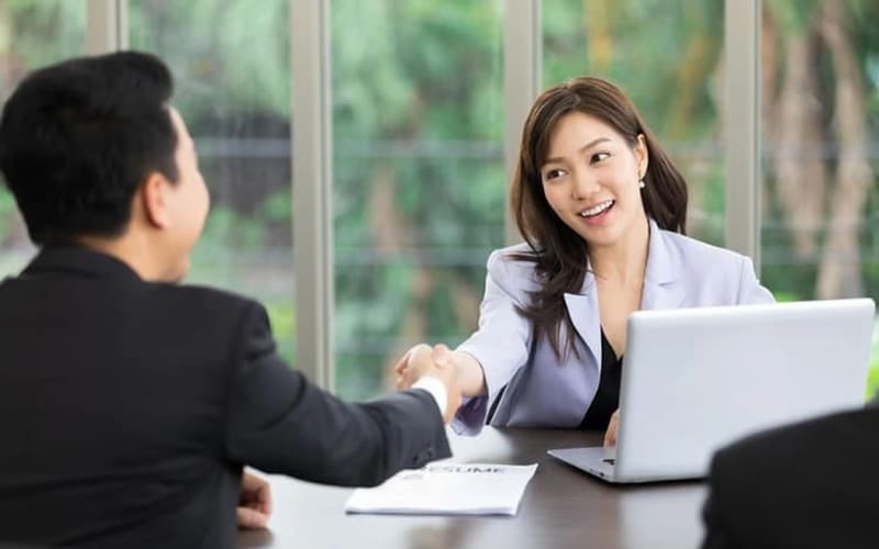 Bạn cần giao tiếp thân thiện, tôn trọng và lắng nghe người khác.