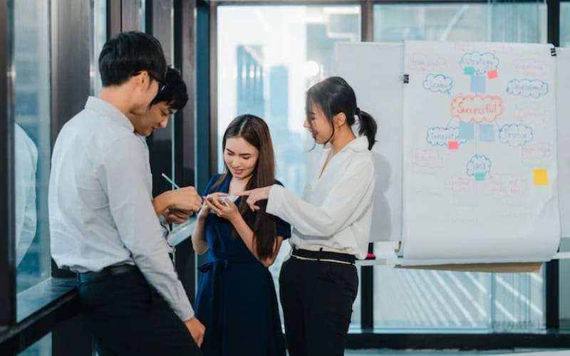 Bạn nên chủ động hỏi đồng nghiệp khi gặp thông tin chưa rõ.