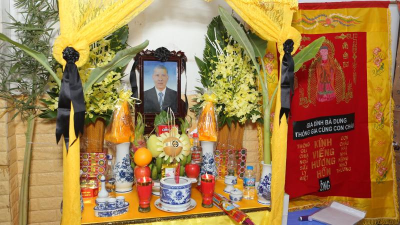 Lập bàn thờ vong và chuẩn bị cáo phó