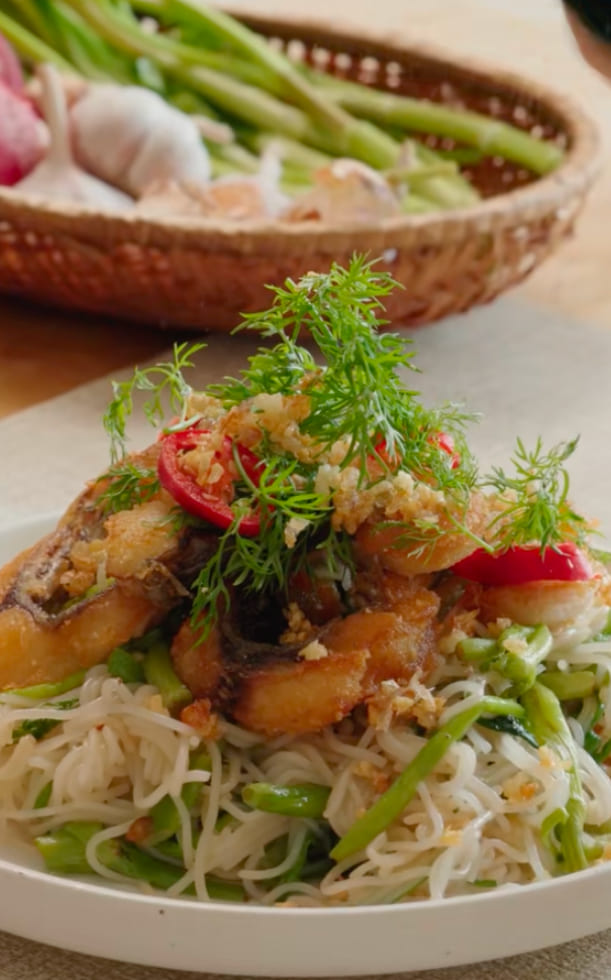 Công thức làm bún xào cần cá chiên dân dã, lạ miệng, ăn là mê