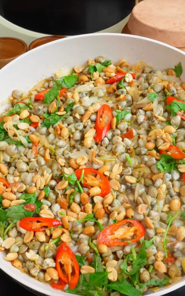 Công thức làm hến xào sả ớt xúc bánh đa đơn giản, ăn cực cuốn cho chiều hè