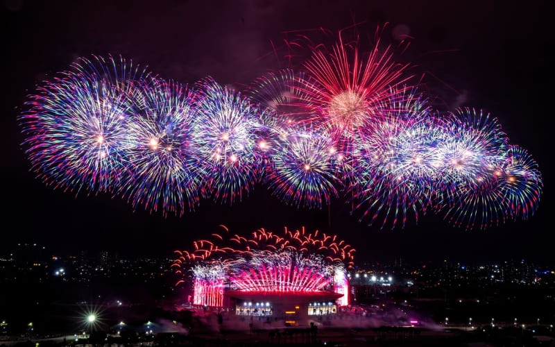 Thời gian bắn pháo hoa thường bắt đầu vào buổi tối.