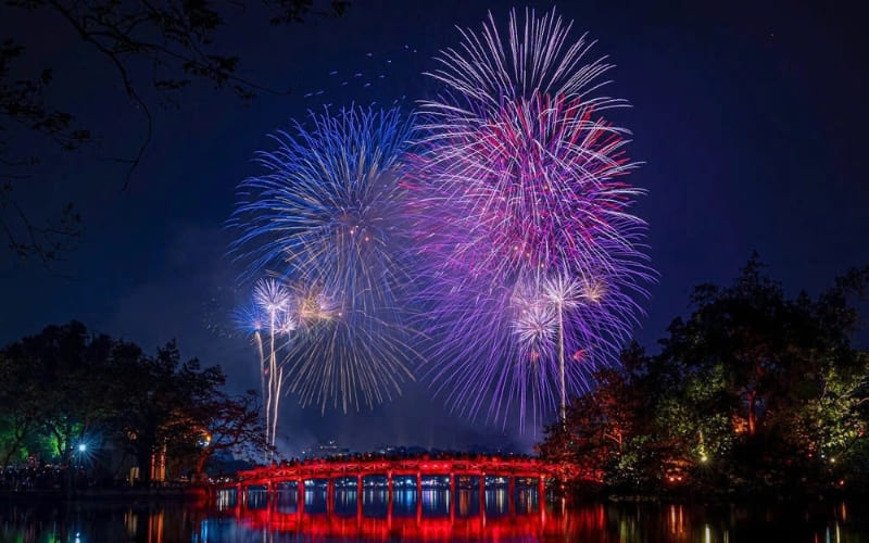 Hà Nội tổ chức bắn pháo hoa tại nhiều điểm.