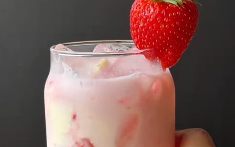  Bạn khuấy đều và cảm nhận hương vị mát lạnh.