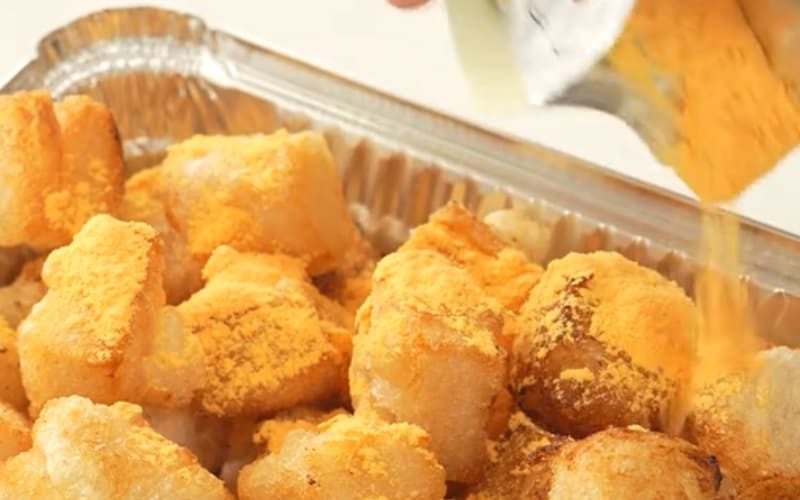 Bạn lắc đều phô mai, phủ kín từng miếng