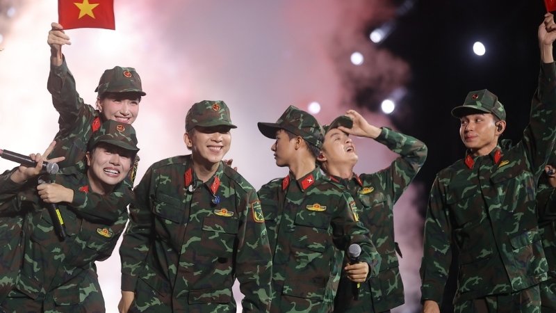 Hạng Bông Hồng Thép hoặc Khi Tổ Quốc Gọi Tên là lựa chọn tốt để nhìn rõ dàn nghệ sĩ