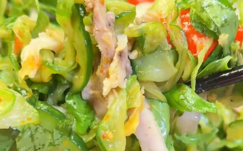 Món ăn được dùng ngay để cảm nhận trọn vẹn độ giòn ngon tươi mát.