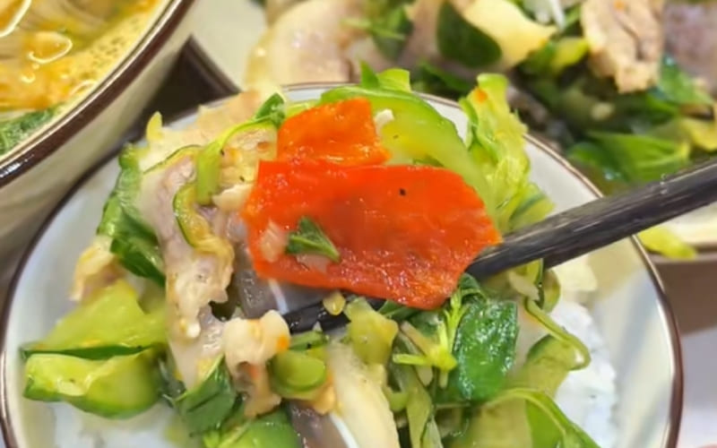 Món ăn hoàn thiện có màu sắc đẹp và hương vị đậm đà khó quên.