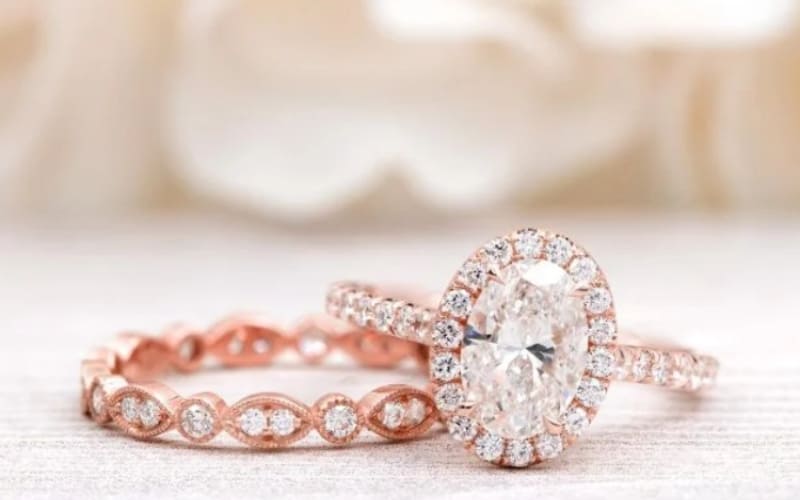 Vàng hồng là hợp kim vàng pha đồng tạo màu hồng ấm áp.