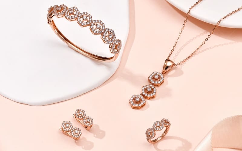 Đồng trong hợp kim tạo nên sắc hồng đặc trưng cho vàng.