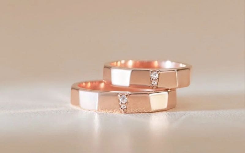 Vàng hồng có thể xỉn nhẹ do oxy hóa theo thời gian.