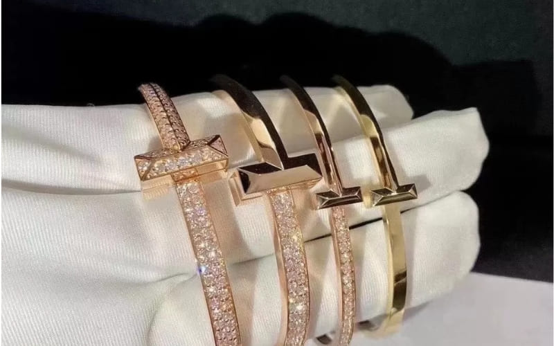 Vàng hồng 10K có giá thấp hơn do hàm lượng vàng ít hơn.