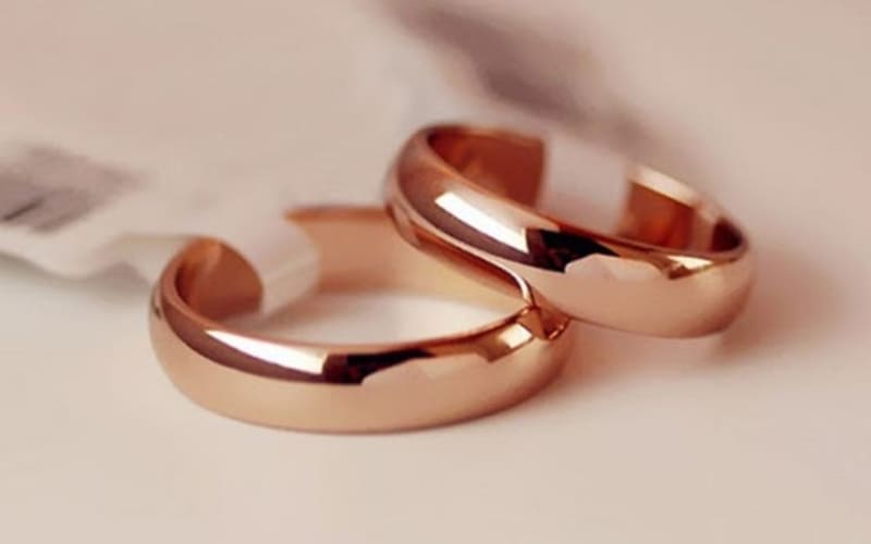 Giá vàng hồng thường thấp hơn vàng 24K và tùy loại.