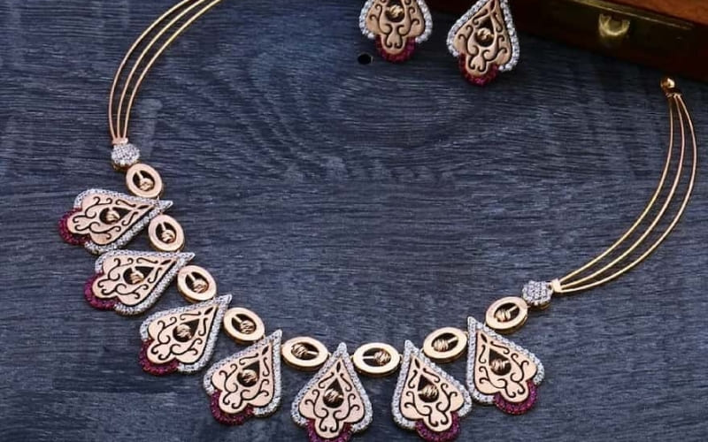 Vàng hồng có màu đẹp, bền và dễ phối trang sức hiện đại.