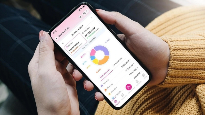 Sử dụng app quản lý chi tiêu