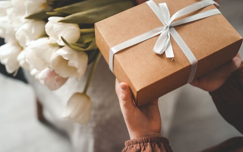 Bạn nên tránh các món quà thiếu tinh tế.