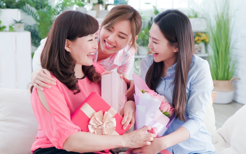 Bạn cần cân nhắc kỹ trước khi chọn quà.