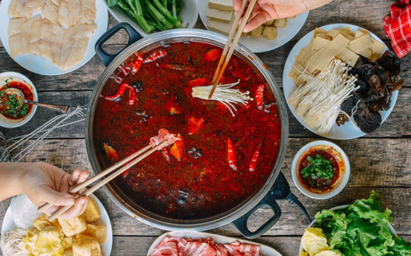 Đồ cay nóng dễ làm tăng nhiệt cơ thể và gây nóng trong khó chịu.