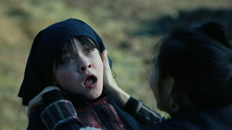 Âm thanh rùng rợn phối hợp cùng nhạc nền dân gian ma mị tạo bầu không khí nghẹt thở