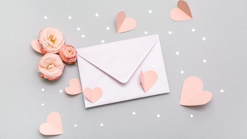Viết tay lời thơ vào thiệp nhỏ hoặc lồng ghép tinh tế vào quà tặng để tạo bất ngờ