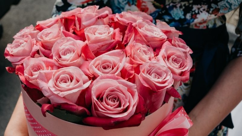 Một cuốn sách hay hoặc bó hoa tươi kèm lời thơ viết tay sẽ là món quà vô cùng ý nghĩa