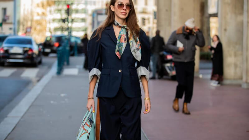 Khăn lụa hợp với phong cách nào nhất?