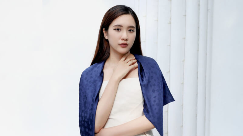 Cách mix khăn lụa vuông với đầm