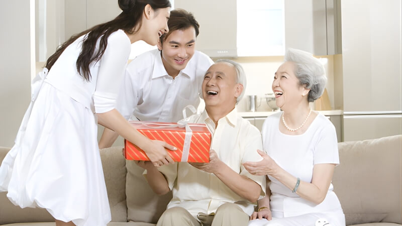 Biếu quà cho bố mẹ người yêu nên nói gì?