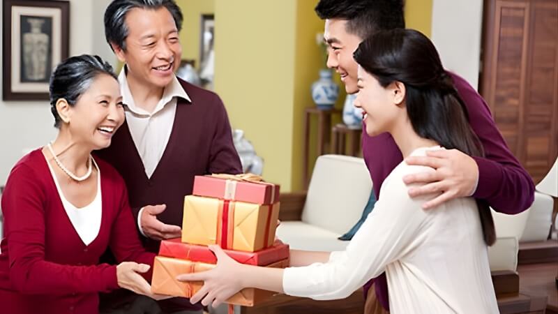 Ra mắt nhà bạn trai với bạn gái nên mua gì khác nhau?