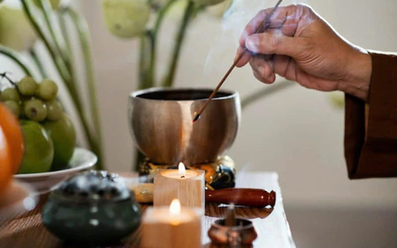 Vị trí và thứ tự thắp hương