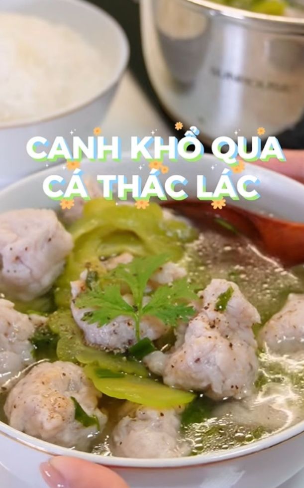2 cách nấu canh khổ qua chả cá thác lác giải nhiệt ngày hè