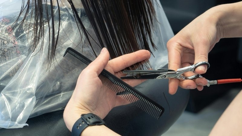 Không cắt tóc vào ngày rằm vì âm khí mạnh, dễ gây hao hụt sinh khí và mất đi vận may