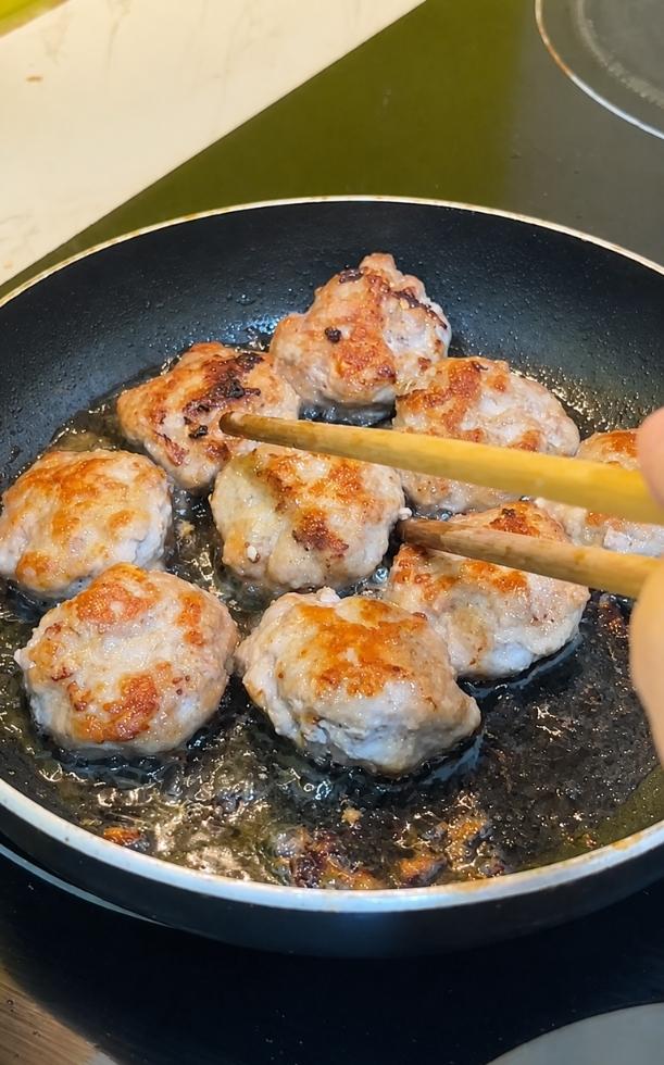 Tuyệt chiêu làm chả thịt băm chiên vàng ươm, ngoài giòn trong mềm ẩm