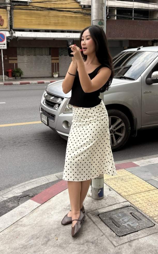 Cách phối đồ với chân váy chấm bi cạp trễ trendy, tôn dáng