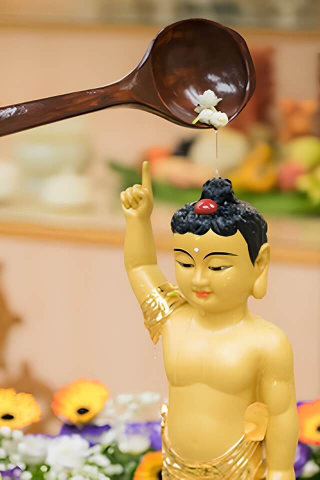 Cách làm nước tắm Phật thanh tịnh, thơm nhẹ và đúng nghi lễ
