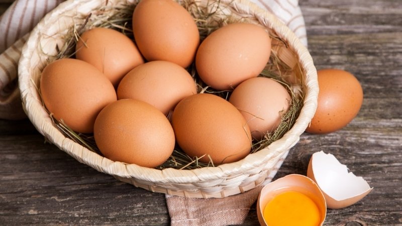 Bạn có thể rửa nhẹ nhàng lớp vỏ ngoài trước khi đập trứng Bạn có thể rửa nhẹ nhàng lớp vỏ ngoài trước khi đập trứng
