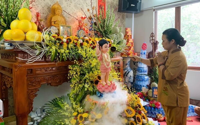 Trang phục kín đáo và thái độ thành tâm giúp nghi lễ thêm trang nghiêm.