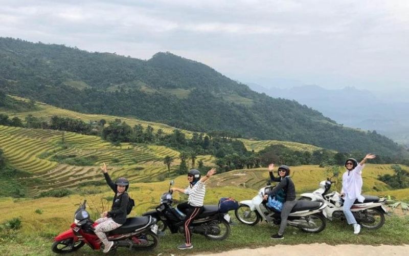 Y Tý có thể di chuyển thuận tiện bằng cả xe khách, tàu hỏa và máy bay.