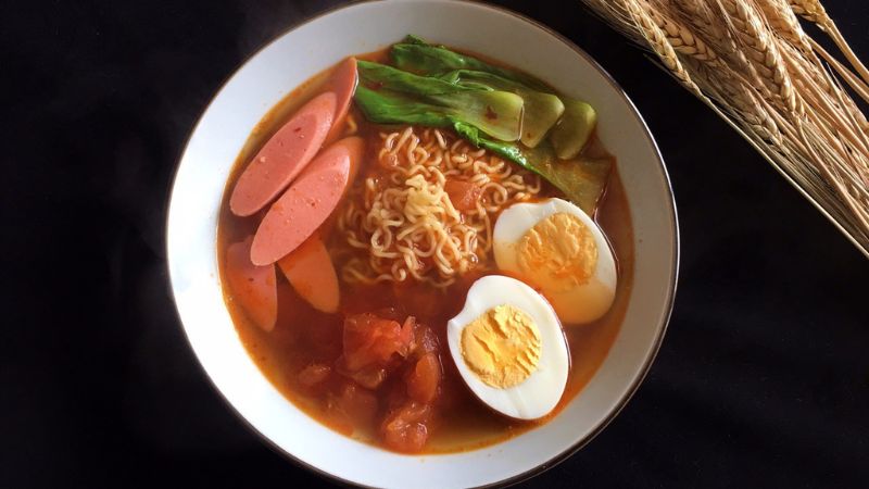 Thêm trứng và xúc xích