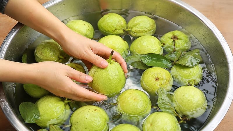 Ngâm nước muối loãng Ngâm nước muối loãng