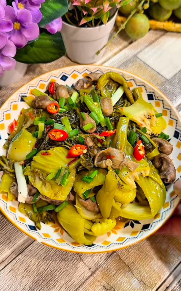 2 cách làm bao tử cá ba sa xào cải chua giòn giòn ngon cơm