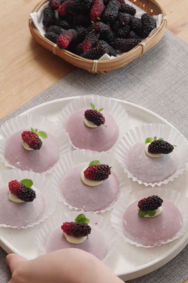 Bỏ túi 2 cách làm bánh mochi kem dâu tằm thơm mát nhiều vitamin
