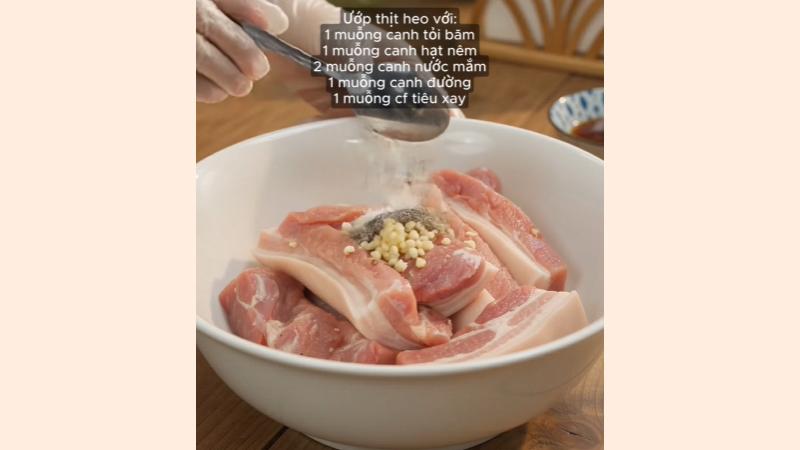 Ướp gia vị cho thịt heo